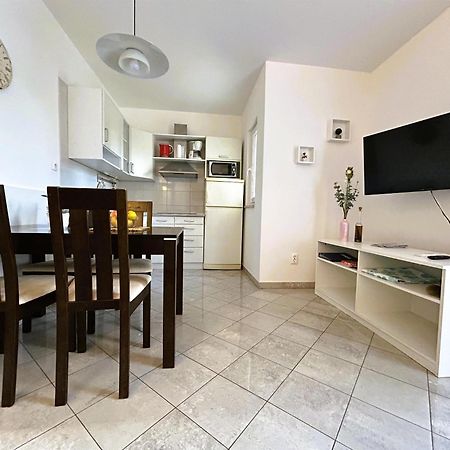 Apartments Vesna Малинска Екстериор снимка