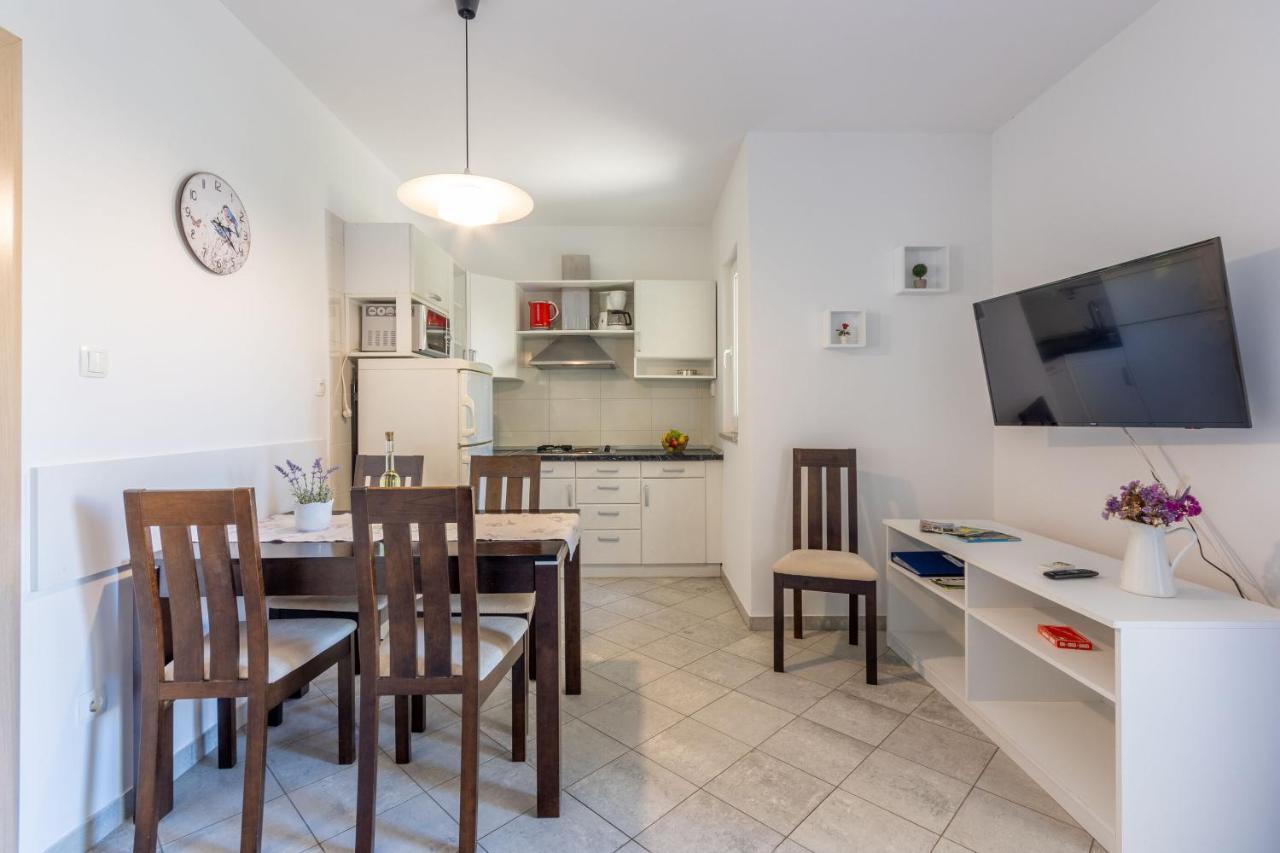 Apartments Vesna Малинска Екстериор снимка