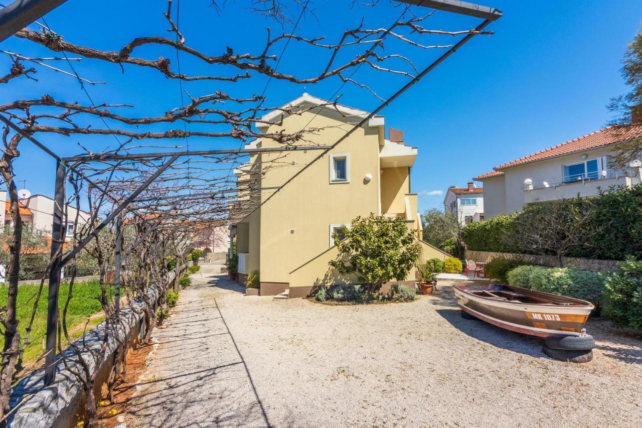 Apartments Vesna Малинска Екстериор снимка