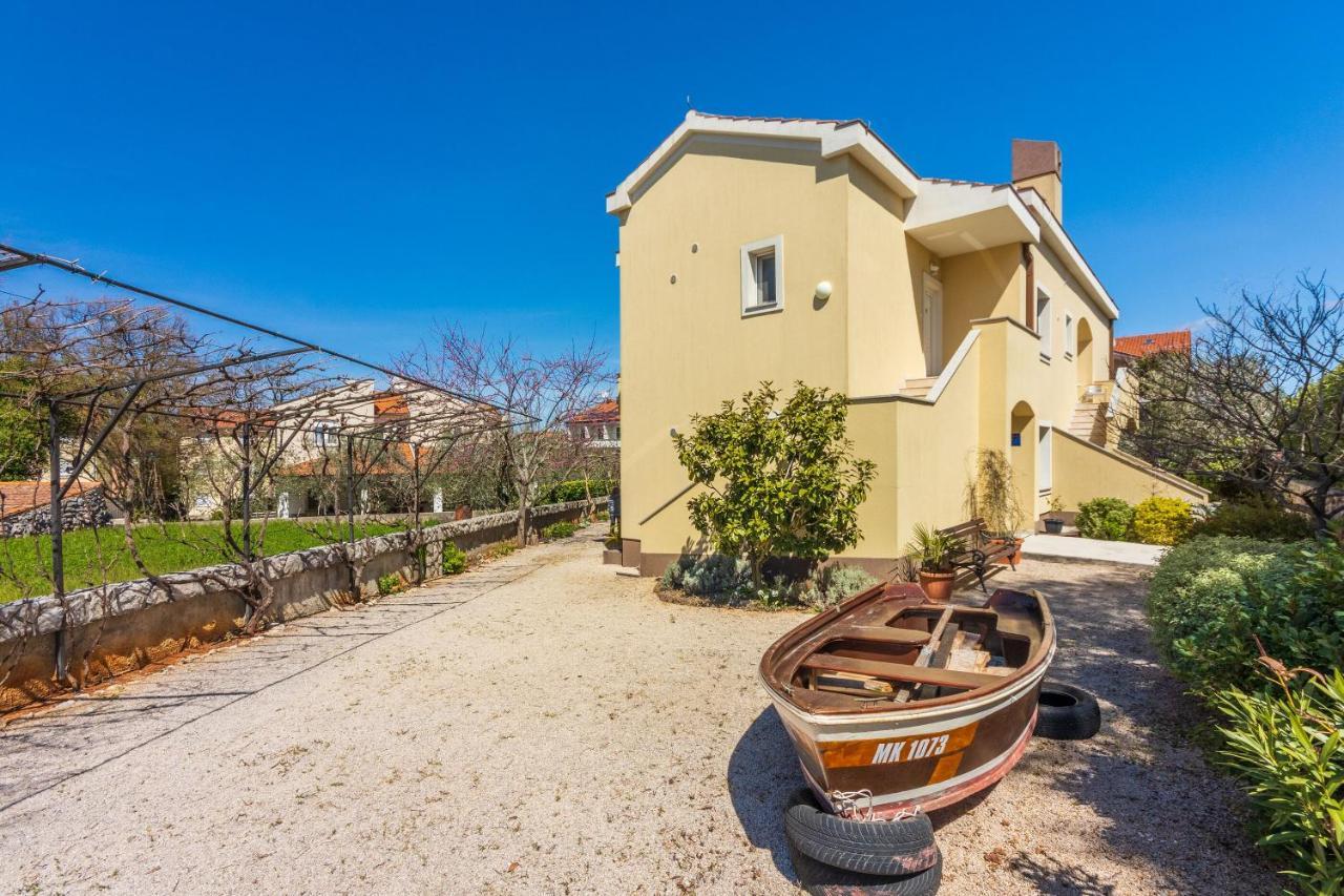 Apartments Vesna Малинска Екстериор снимка