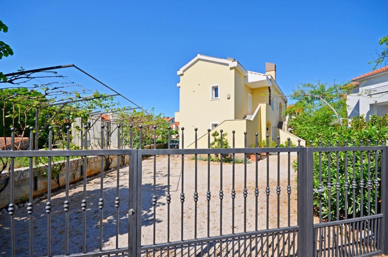 Apartments Vesna Малинска Екстериор снимка