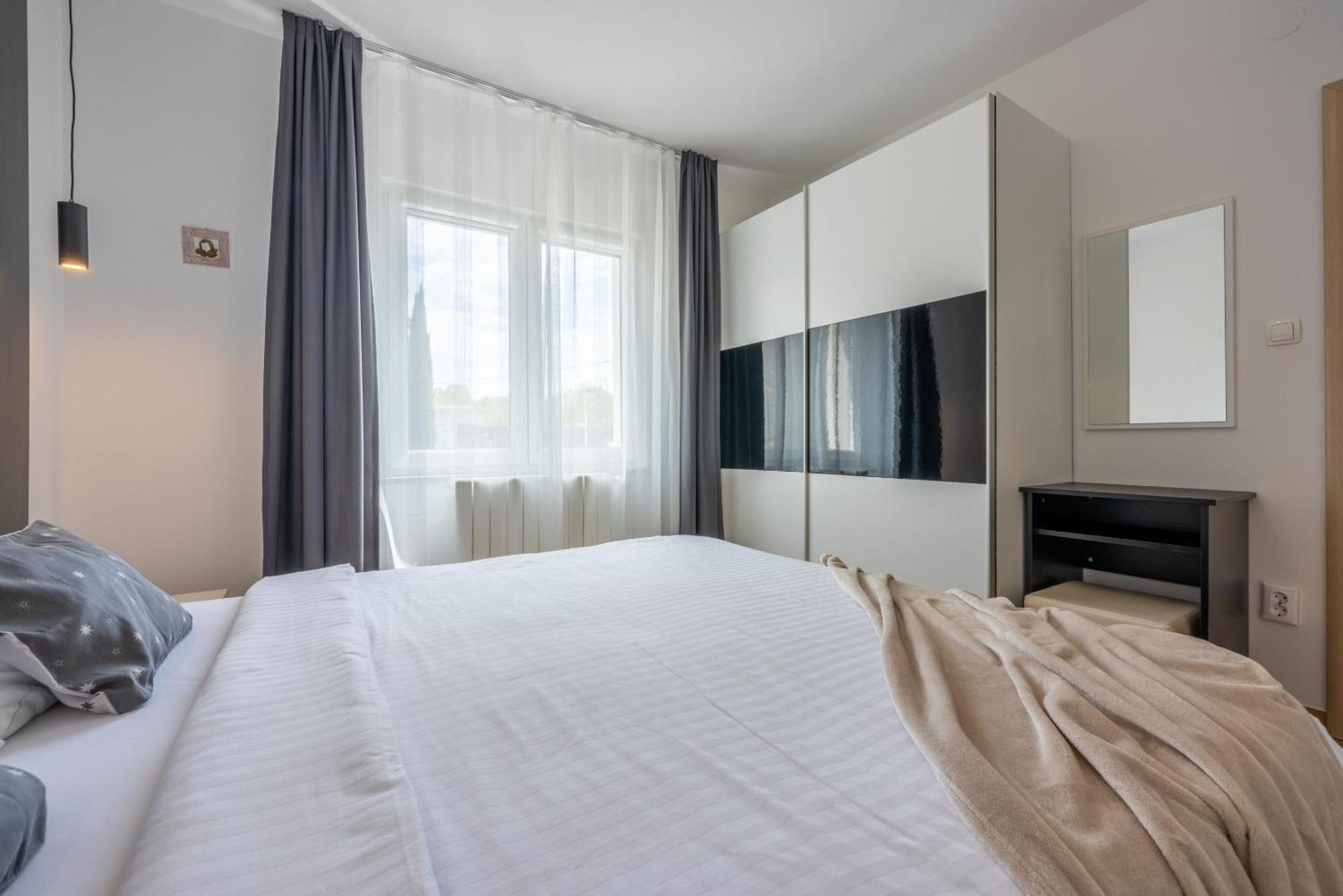 Apartments Vesna Малинска Екстериор снимка