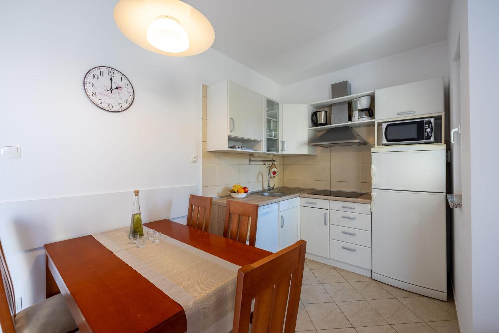 Apartments Vesna Малинска Екстериор снимка