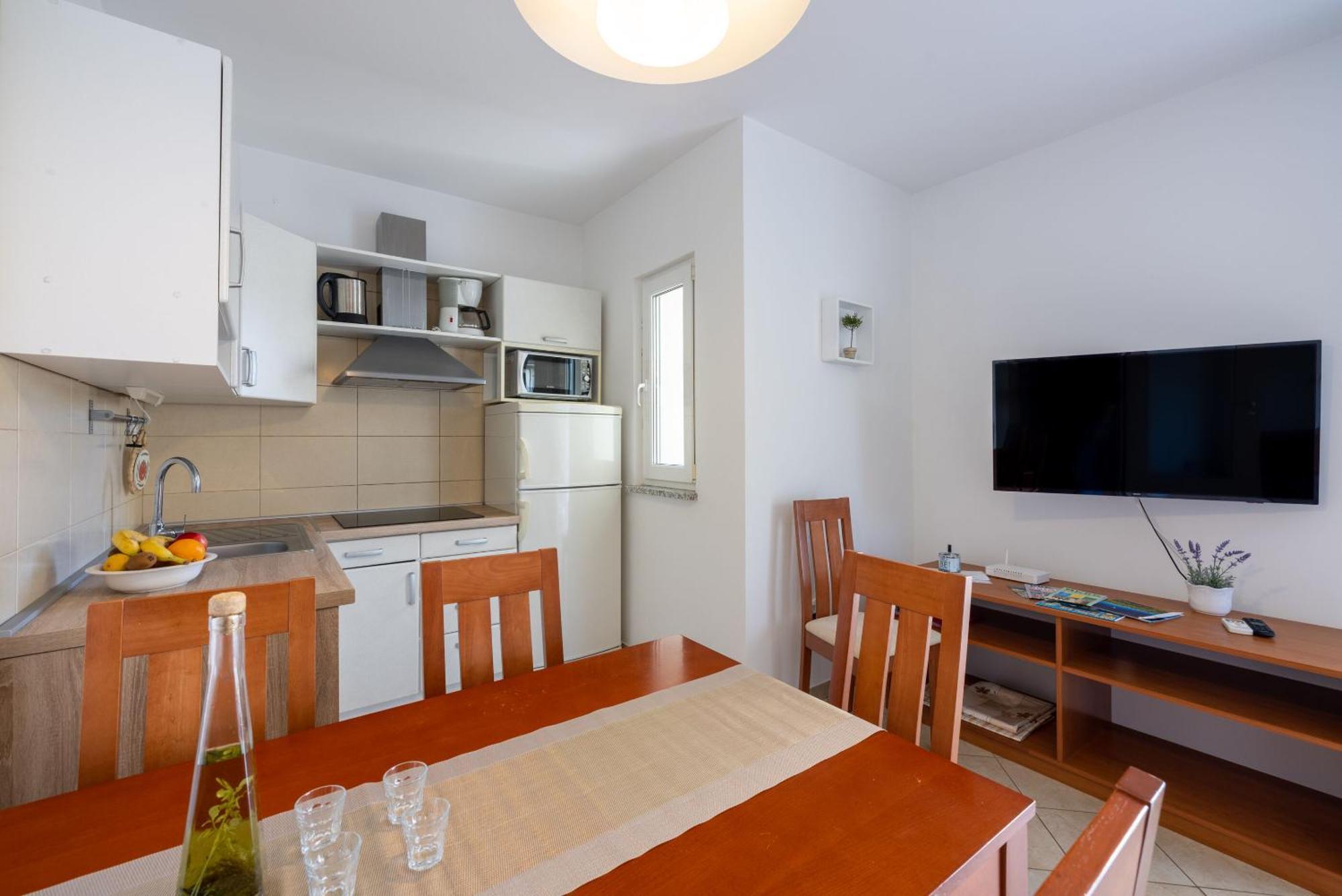 Apartments Vesna Малинска Екстериор снимка