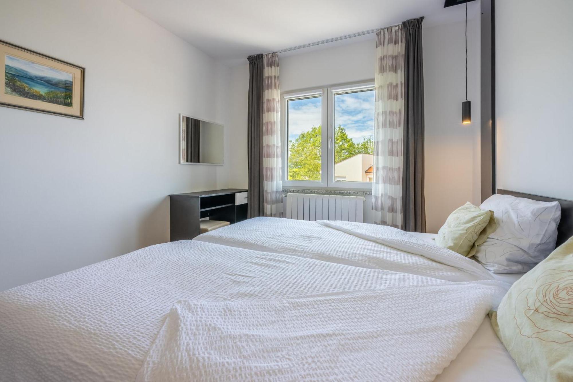 Apartments Vesna Малинска Екстериор снимка