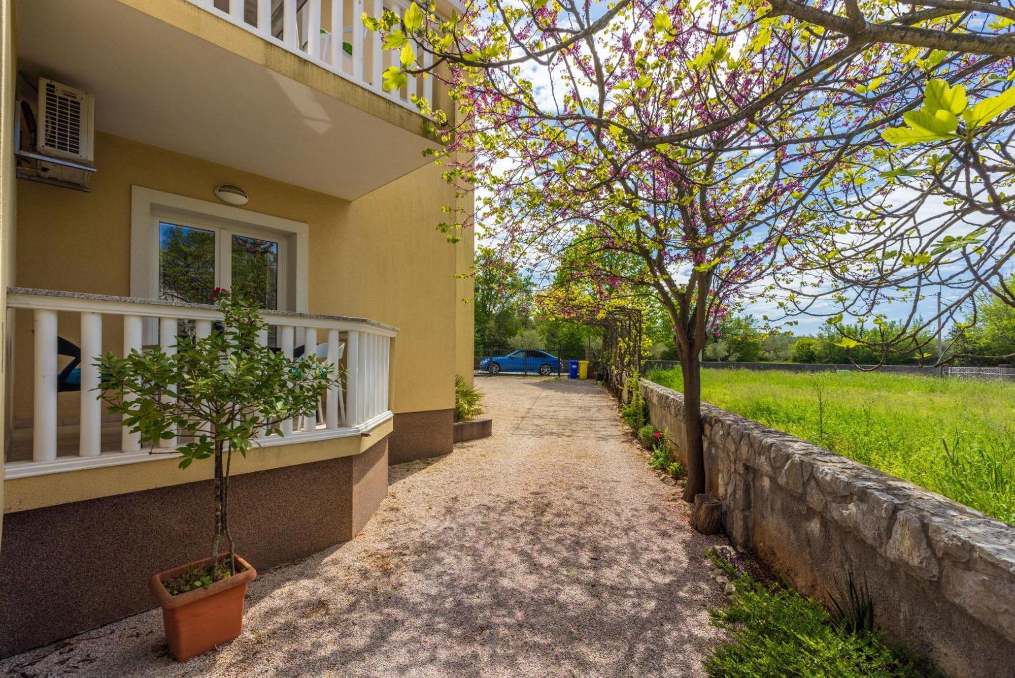 Apartments Vesna Малинска Екстериор снимка
