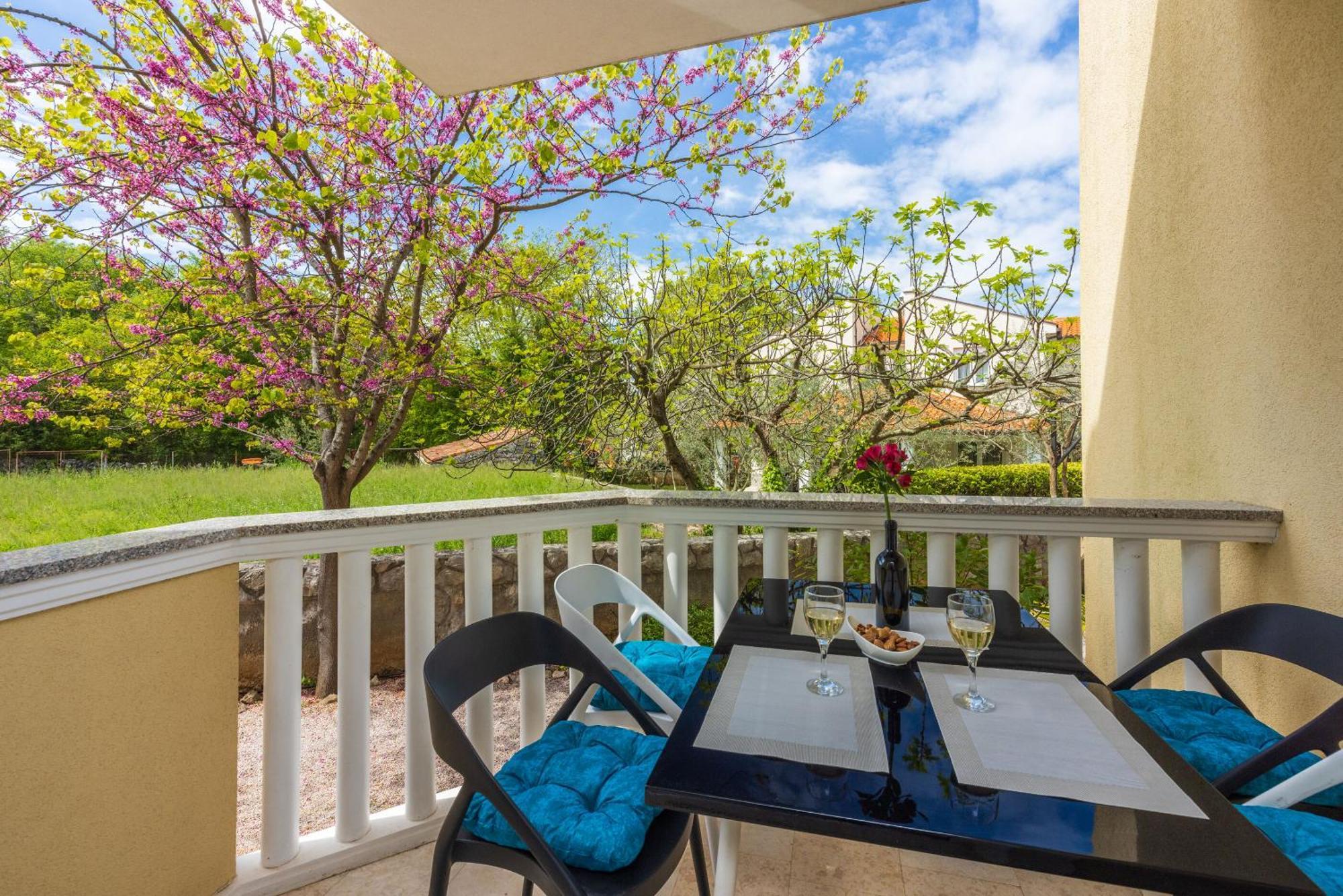 Apartments Vesna Малинска Екстериор снимка