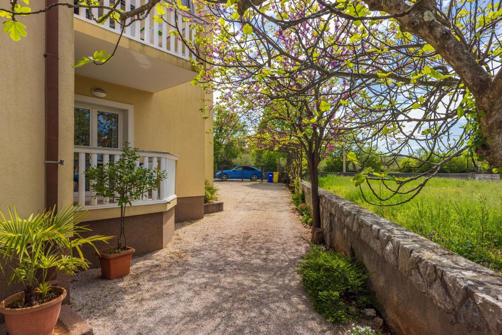 Apartments Vesna Малинска Екстериор снимка