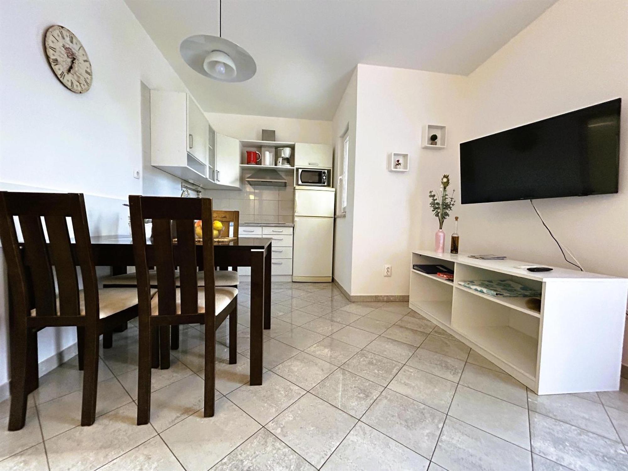 Apartments Vesna Малинска Екстериор снимка